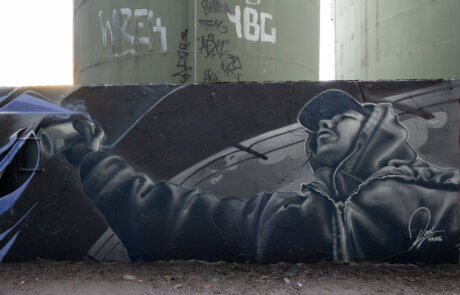 Writer Rams am sprayen. Schwarz weisses Farbkonzept.