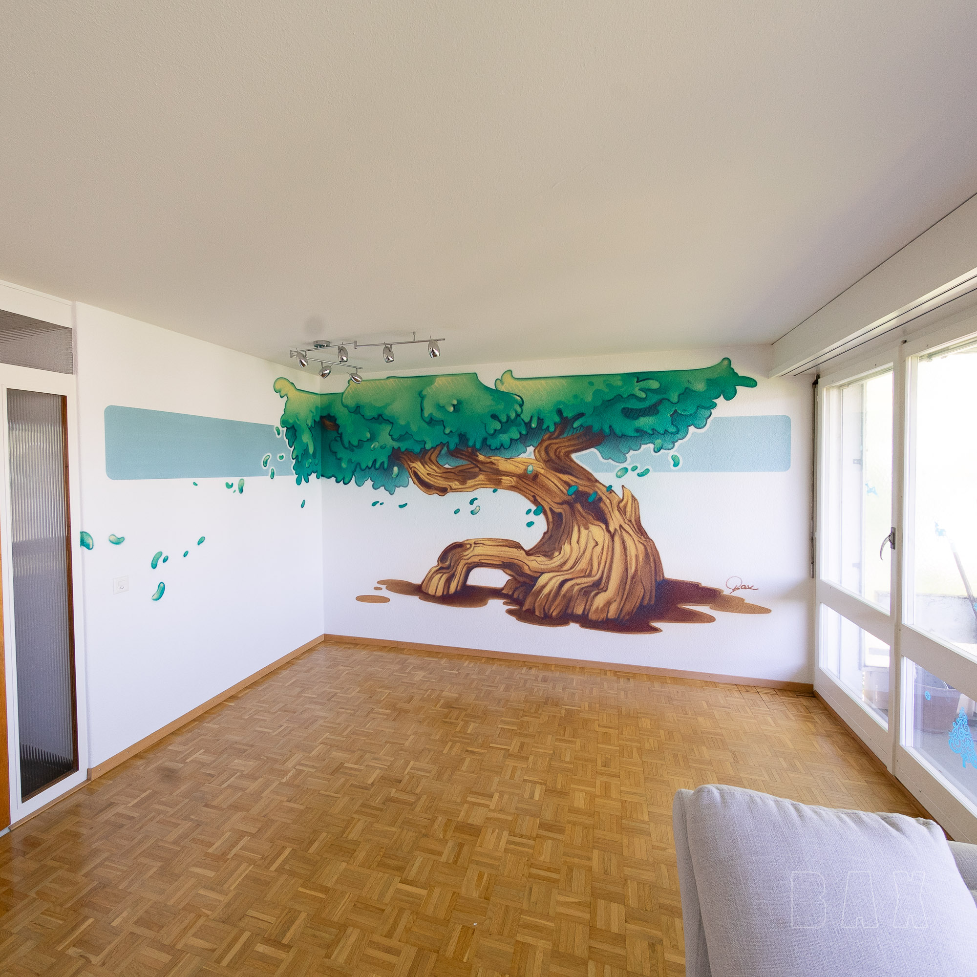 Ein Wohnzimmer verschönert mit Graffiti. Ein Bonsai mit schönen Farben und einer herrlichen Farbkomposition. Bern hat wieder eine Wohnung mehr die schöner vermietet werden kann.